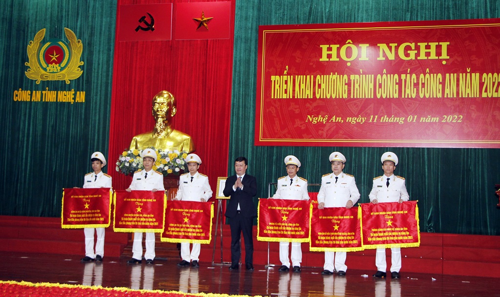 Công an thị xã Thái Hoà (đứng thứ 03 từ trái qua) vinh dự được UBND tỉnh Nghệ An tặng Cờ thi đua xuất sắc vì những kết quả đạt được trong năm 2021