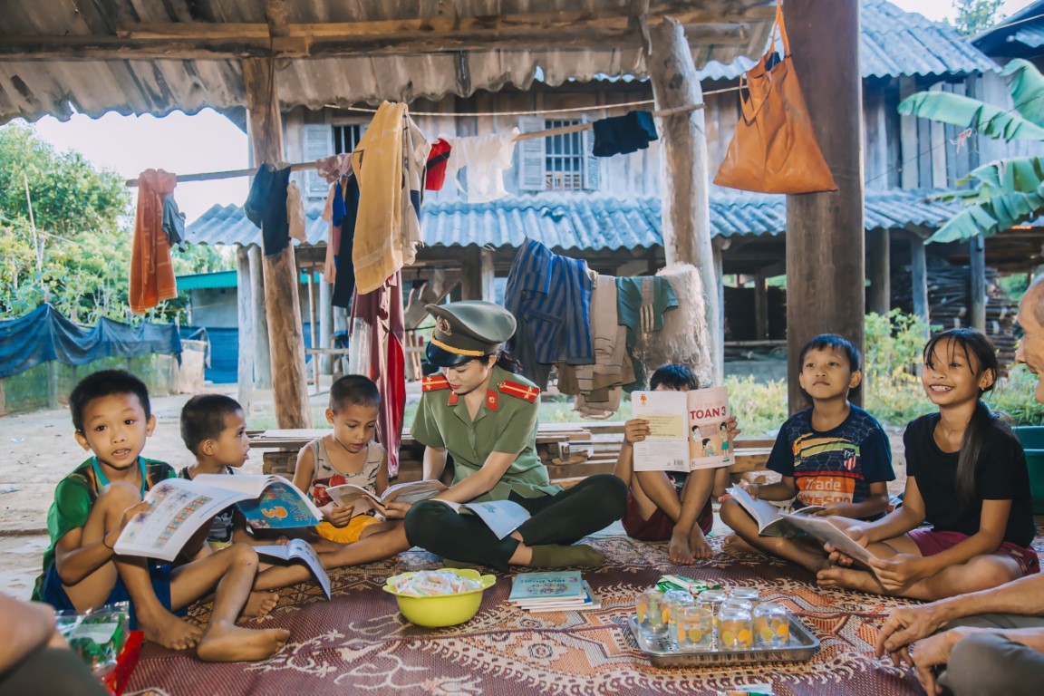 Cán bộ Công an huyện Thanh Chương giúp trẻ em xóm nghèo ôn bài