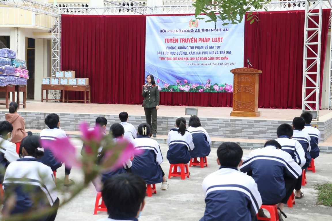 Cán bộ Công an tỉnh Nghệ An tuyên truyền pháp luật trong học sinh