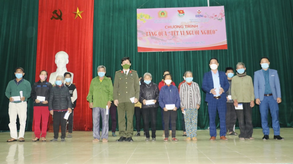Trao 60 suất quà cho các gia đình có hoàn cảnh khó khăn tại phường Nghi Hương, thị xã Cửa Lò