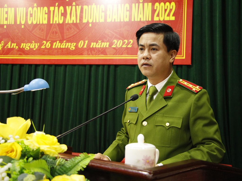 Đồng chí Đại tá Nguyễn Đức Hải - Ủy viên Ban Thường vụ Đảng ủy, Phó Giám đốc Công an tỉnh báo cáo tóm tắt kết quả công tác xây dựng Đảng năm 2021, triển khai nhiệm vụ công tác năm 2022 