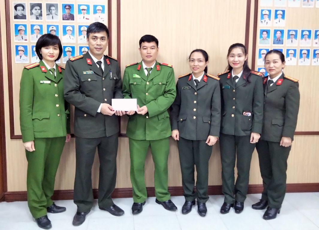 Cơ quan UBKT Đảng ủy Công an tỉnh tặng quà đồng chí Lữ Văn Vinh, cán bộ Trại Tạm giam Công an tỉnh