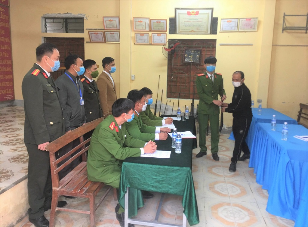 Phòng Phong trào toàn dân bảo vệ an ninh Tổ quốc phối hợp Công an huyện Tương Dương, Công an xã Lưu Kiền vận động nhân dân giao nộp pháo, vũ khí, vật liệu nổ