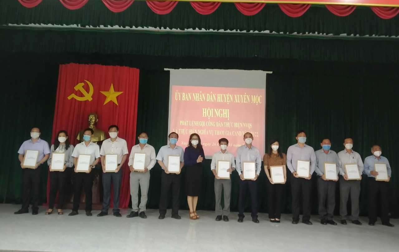 Bà Lê Thị Trang Đài, Chủ tịch UBND huyện, Chủ tịch Hội đồng NVQS huyện Xuyên Mộc trao lệnh cho Hội đồng nghĩa vụ quân sự 13 xã, thị trấn.