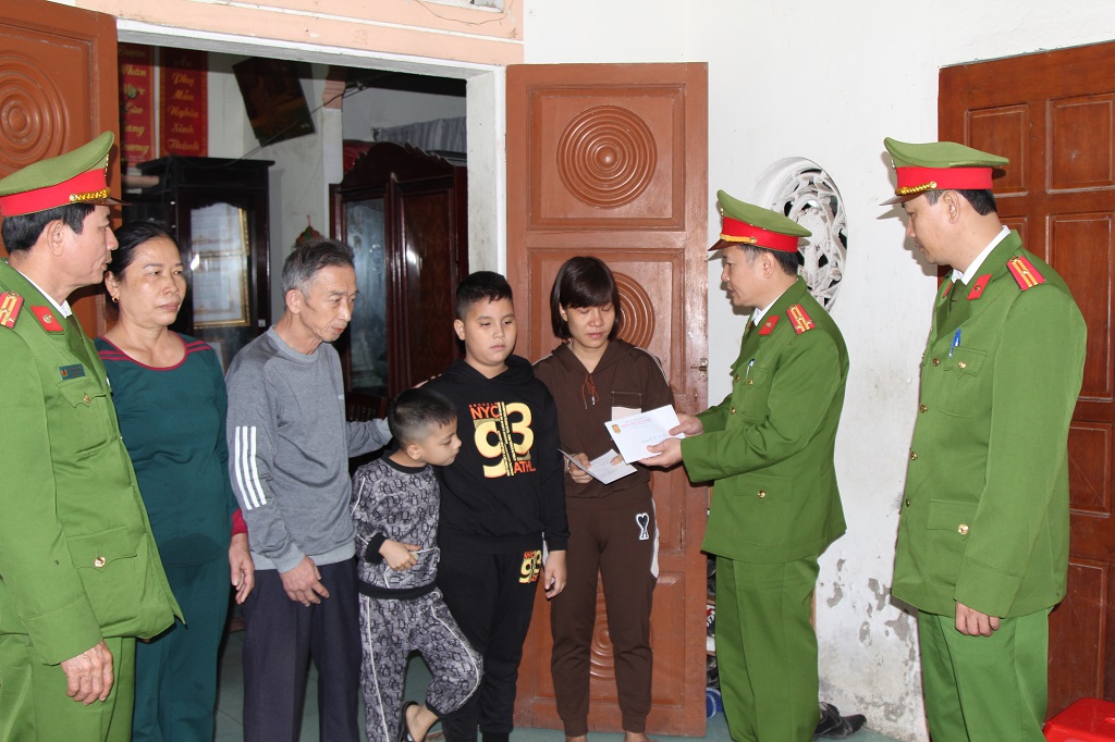 Thừa ủy quyền của Lãnh đạo Công an tỉnh, Phòng Cảnh sát cơ động trao tặng sổ tiết kiệm cho thân nhân Trung úy Bùi Văn Đức