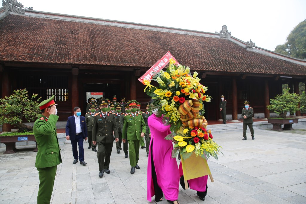 Công an tỉnh Nghệ An dâng lẵng hoa tươi thắm tưởng niệm Chủ tịch Hồ Chí Minh tại Khu di tích Quốc gia đặc biệt Kim Liên, huyện Nam Đàn