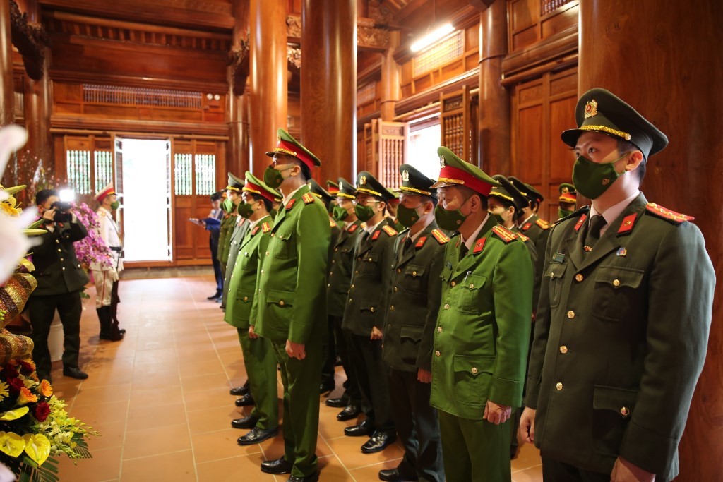 Đoàn đại biểu thành kính tưởng nhớ Chủ tịch Hồ Chí Minh