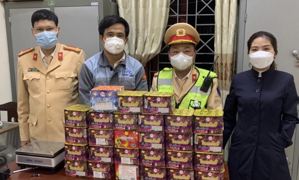 Đối tượng Lê Văn Tha (thứ 2 từ trái sang) và tang vật tại cơ quan Công an