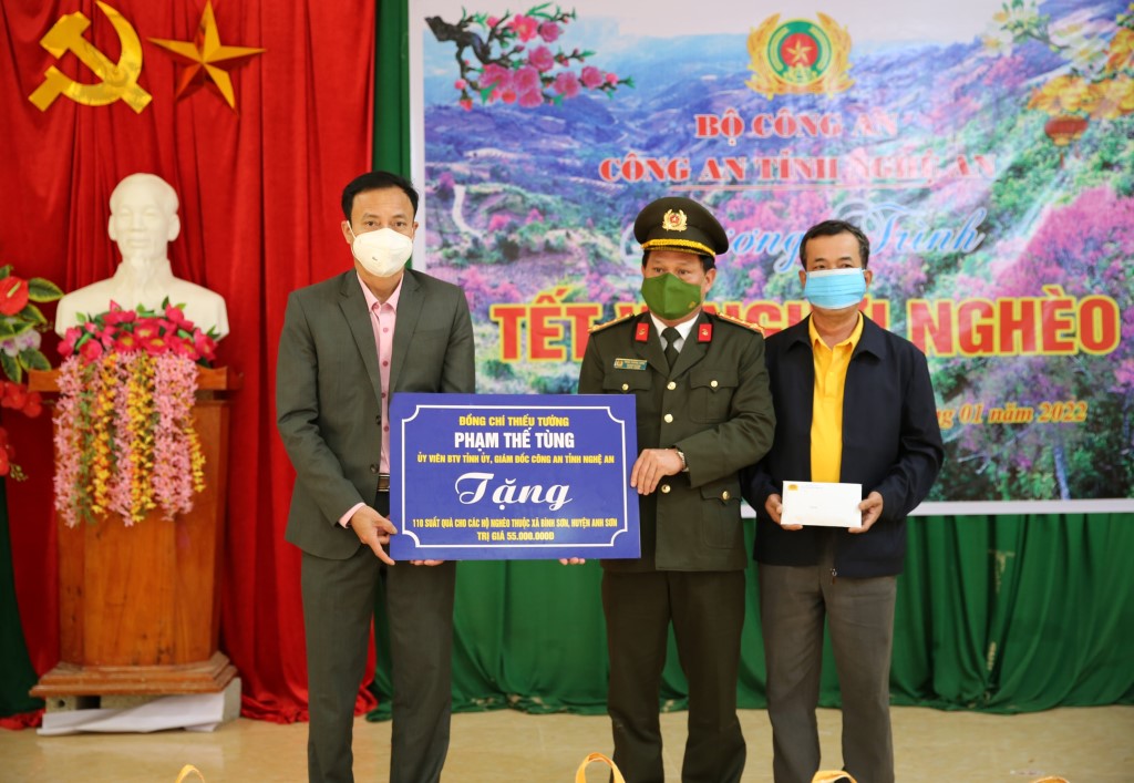 Thừa ủy quyền của đồng chí Giám đốc Công an tỉnh, đồng chí Đại tá Trần Thăng Long, Trưởng phòng Hậu cần trao 110 suất quà tặng hộ nghèo xã Bình Sơn, huyện Anh Sơn