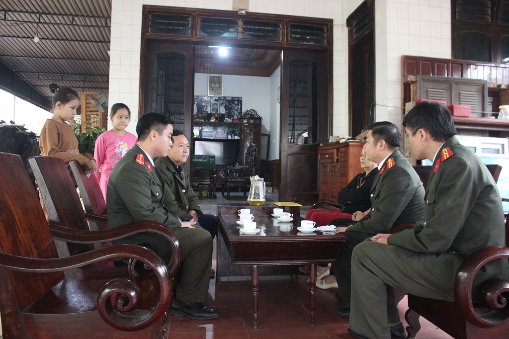Đoàn công tác thăm hỏi, động viên gia đình chị Ngô Minh Thư