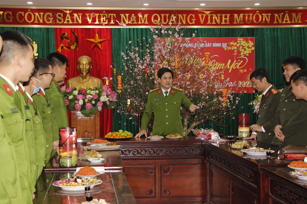 Đồng chí Phó Giám đốc Công an tỉnh chúc Tết Phòng Cảnh sát môi trường