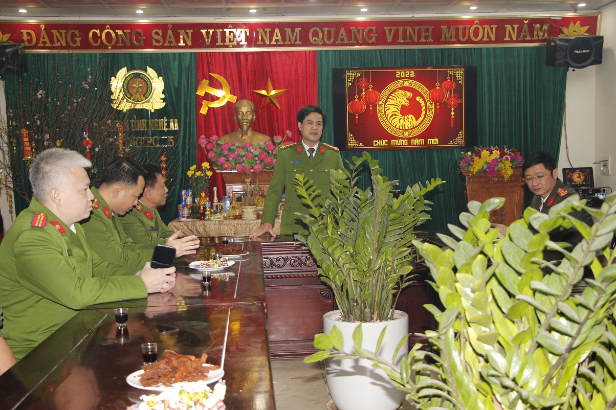 Đồng chí Phó Giám đốc Công an tỉnh chúc Tết Phòng Cảnh sát môi trường