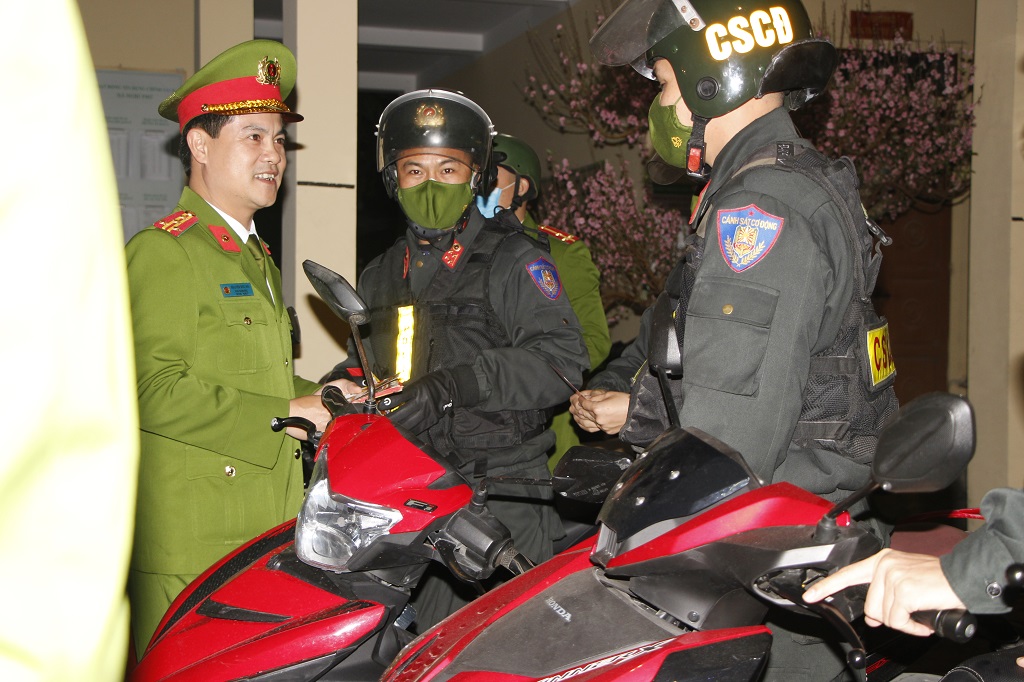 Đồng chí Đại tá Nguyễn Đức Hải, Phó Giám đốc Công an tỉnh thăm và kiểm tra chế độ trực sẵn sàng chiến đấu tại Công an xã Nghi Phú, thành phố Vinh