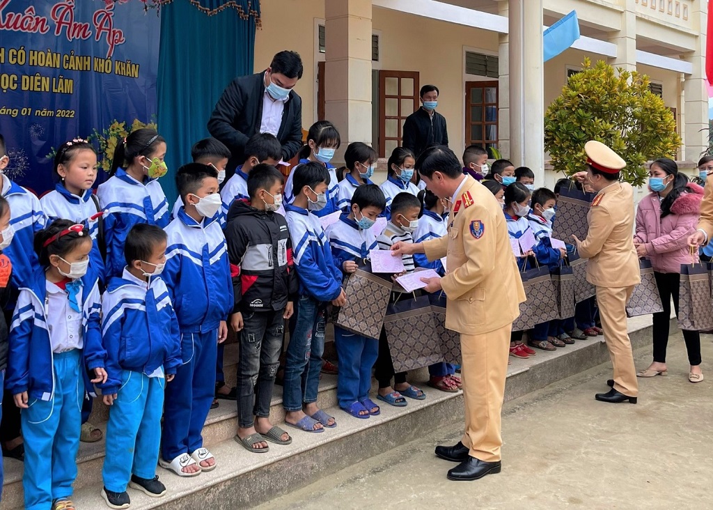 Phòng Cảnh sát Giao thông trao nhiều phần quà ý nghĩa đến học sinh và đồng bào nghèo vùng cao