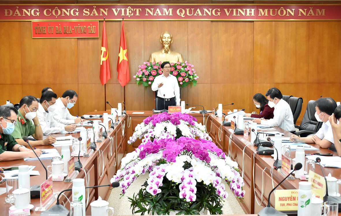 Ông Phạm Viết Thanh, Ủy viên Trung ương Đảng, Bí thư Tỉnh ủy, Chủ tịch HĐND tỉnh chủ trì cuộc họp