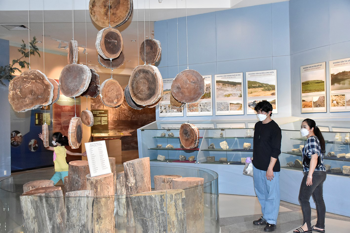 Du khách tham quan Bảo tàng tỉnh trong dịp Tết Nguyên đán Nhâm Dần.