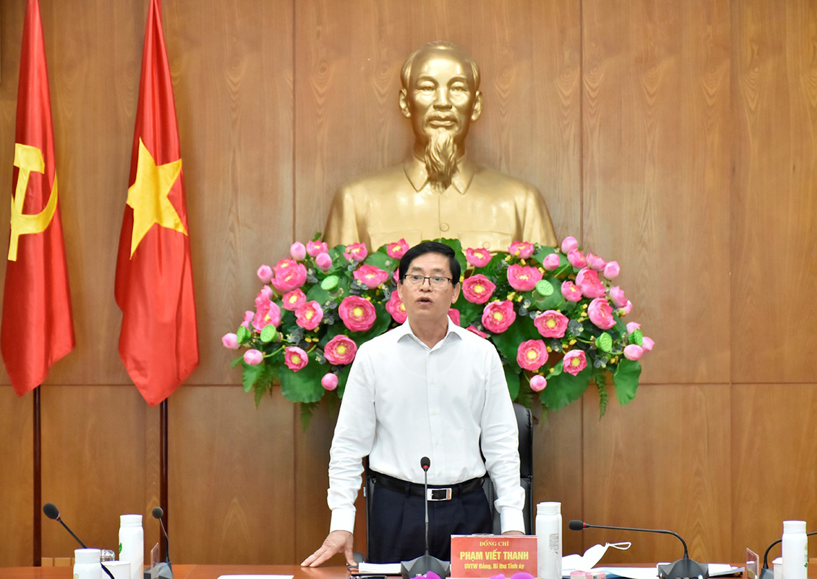Ông Phạm Viết Thanh, Ủy viên Trung ương Đảng, Bí thư Tỉnh ủy, Chủ tịch HĐND tỉnh phát biểu kết luận cuộc họp