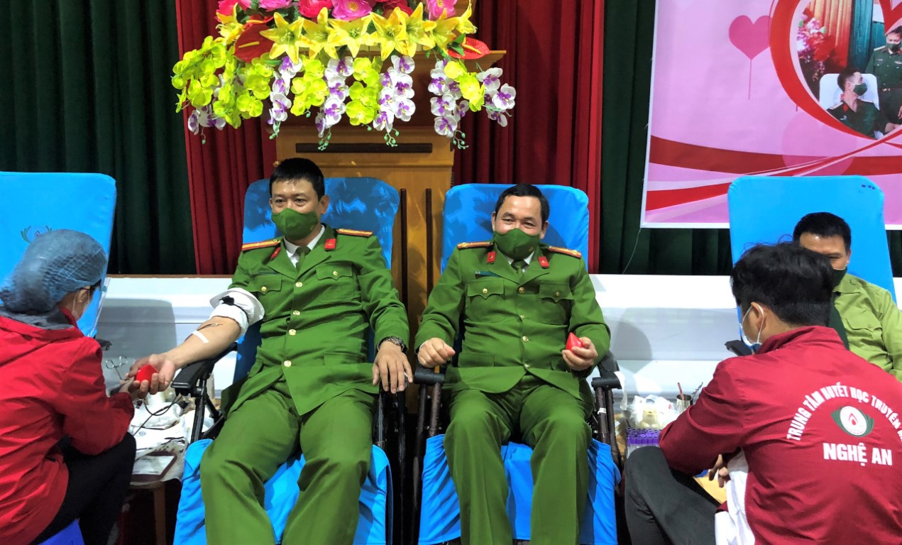 Nhiều đồng chí dù nhiều tuổi nhưng vẫn  nhiệt tình tham gia hiến máu