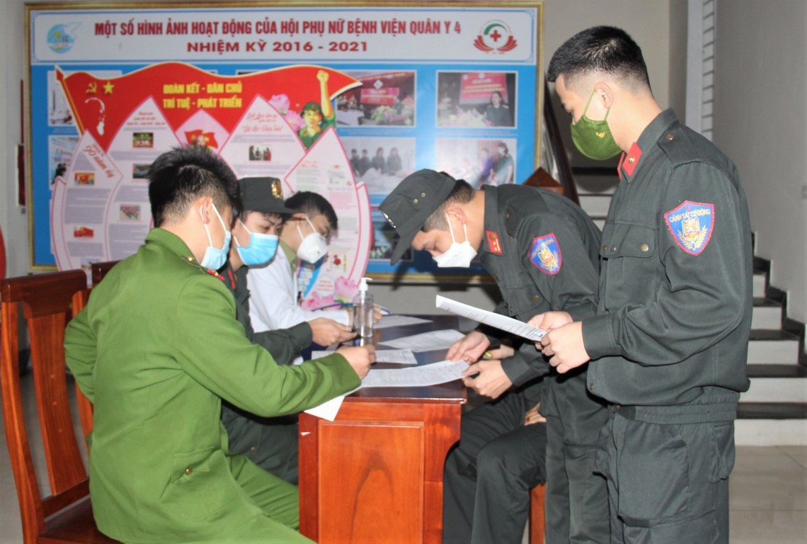 Cán bộ chiến sĩ trẻ đăng kí hiến máu