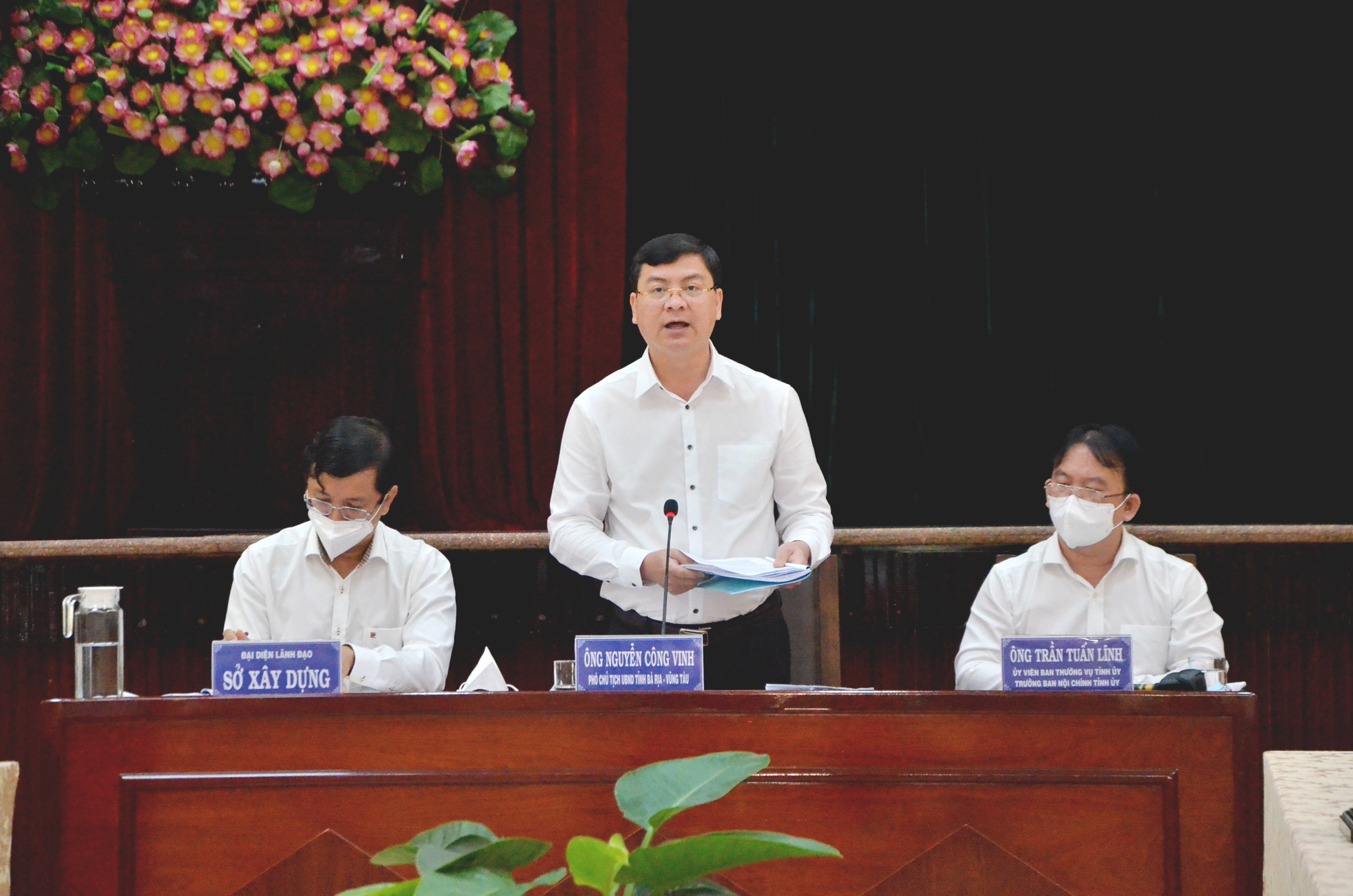 Ông Nguyễn Công Vinh, Phó Chủ tịch UBND tỉnh phát biểu tại buổi  tiếp cư dân tại các dự án Sơn Thịnh 2, 3 sáng 18/2.