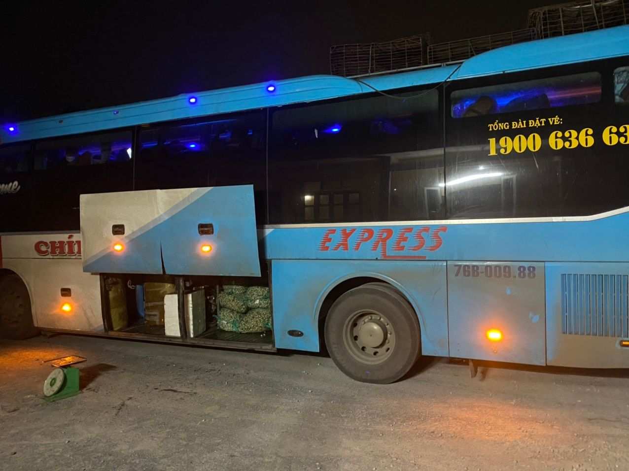 07 thùng xốp được giấu trong khoang hành lý