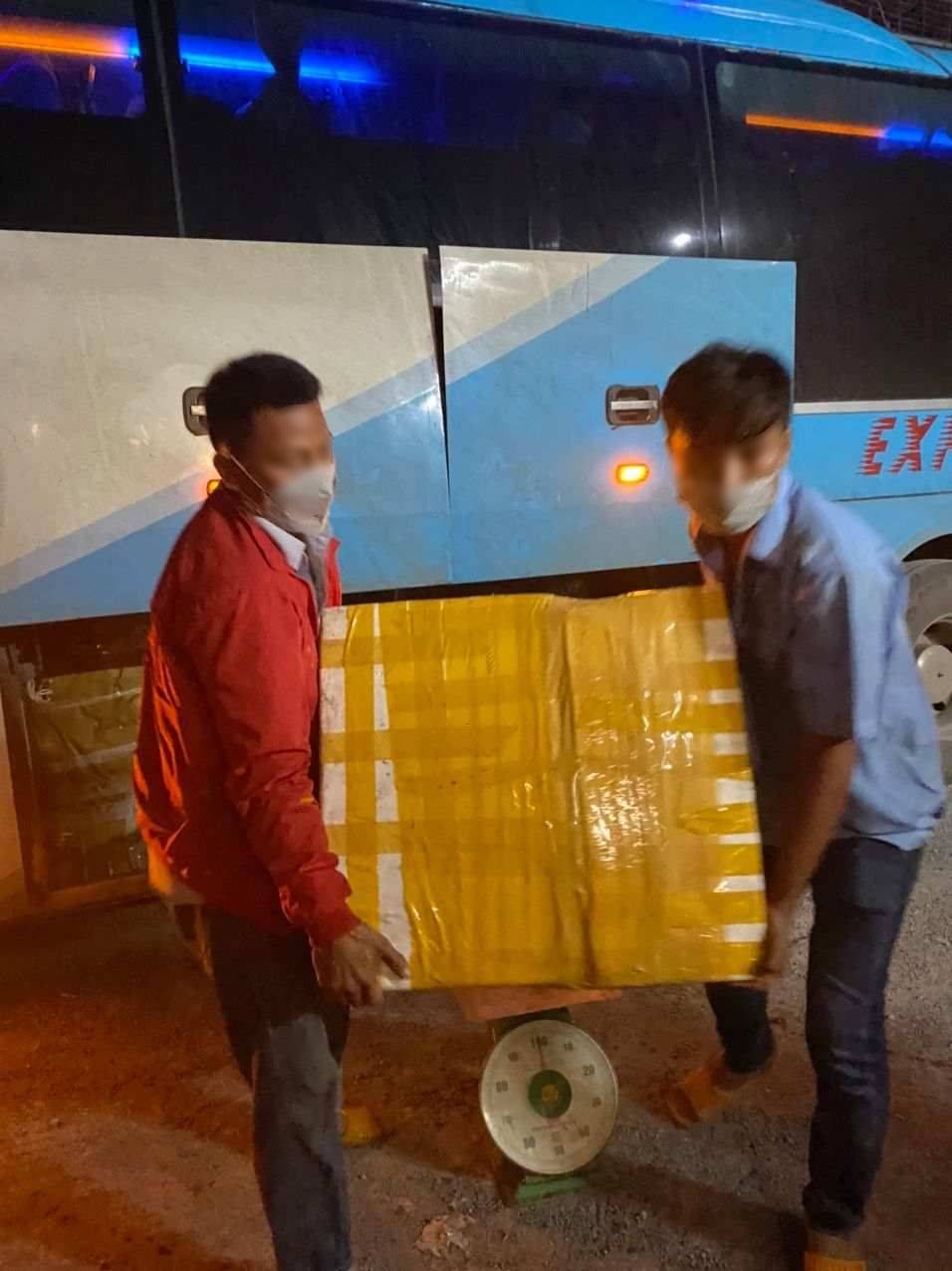 Tổng khối lượng của 07 thùng là 400kg