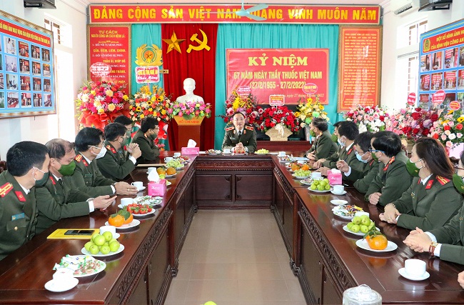 Trong không khí thân mật, đồng chí Thiếu tướng Phạm Thế Tùng đã thăm hỏi, chúc mừng đội ngũ y, bác sỹ, cán bộ, công nhân viên Bệnh viện Công an tỉnh