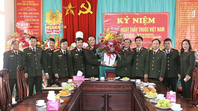 Đoàn công tác tặng hoa chúc mừng đội ngũ y, bác sỹ, cán bộ, công nhân viên Bệnh viện Công an tỉnh