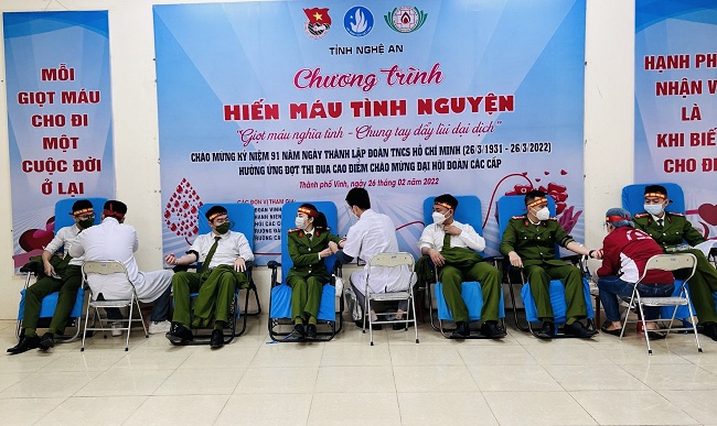 Đoàn viên Công an tỉnh tham gia hiến máu, tuân thủ nghiêm túc quy định về phòng, chống dịch Covid-19