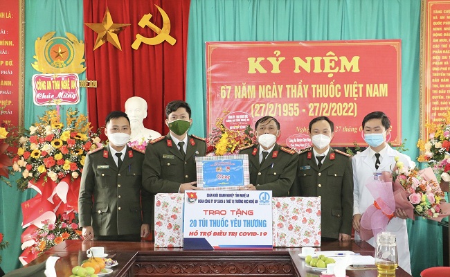 Đoàn Thanh niên Công an tỉnh tặng quà chúc mừng Bệnh viện Công an tỉnh