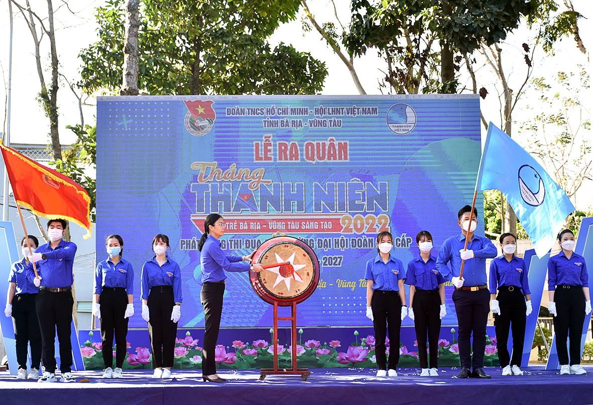 Chị Hồ Thị Ánh Tuyết, Bí thư Tỉnh Đoàn thực hiện nghi thức đánh trống phát động Tháng thanh niên năm 2022 và thi đua chào mừng đại hội Đoàn các cấp, nhiệm kỳ 2022-2027.
