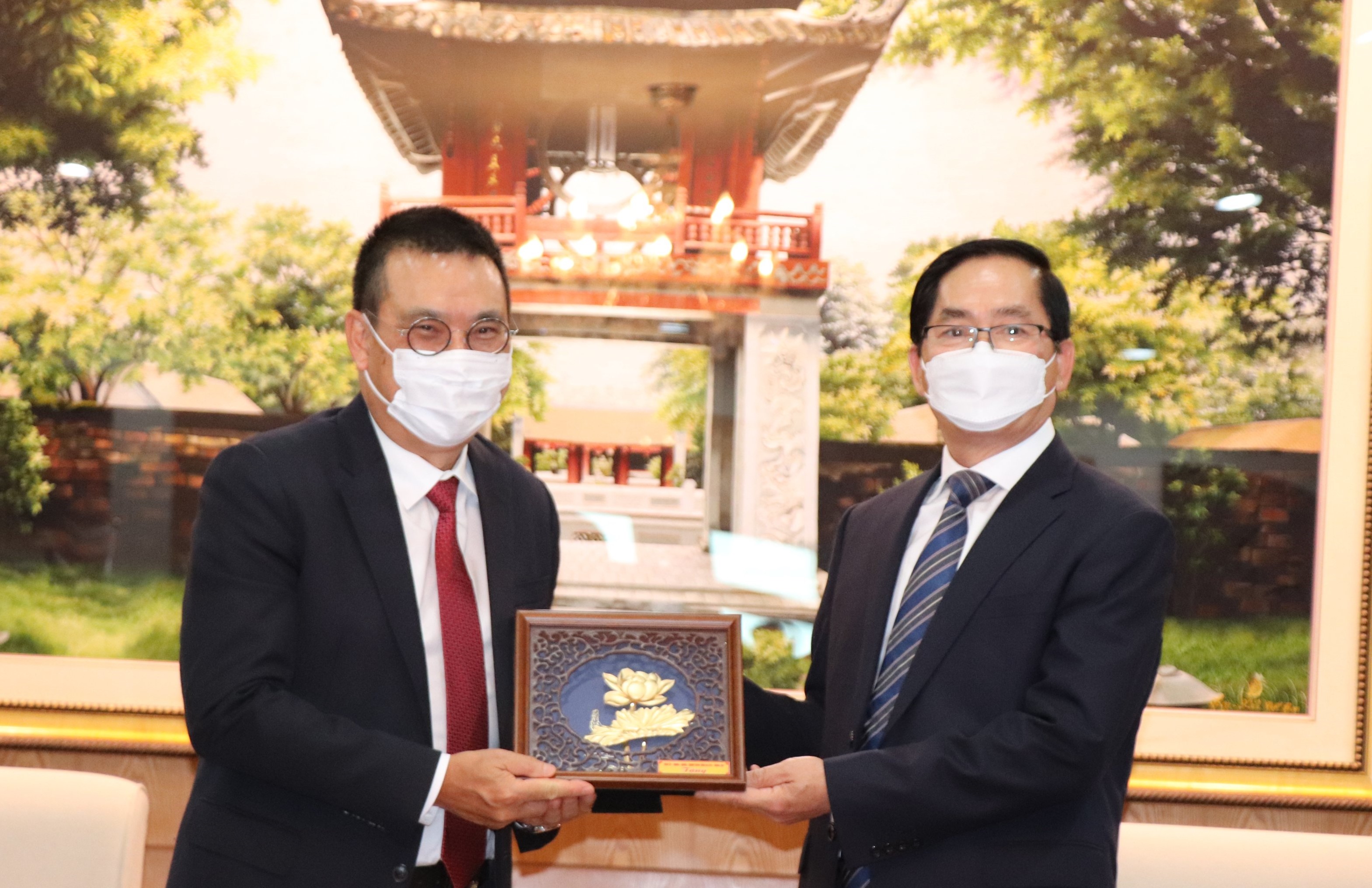 Bí thư Tỉnh ủy Phạm Viết Thanh tặng quà lưu niệm tới ông Roongrote Rangsiyopash, Chủ tịch kiêm Tổng Giám đốc Tập đoàn SCG Thái Lan