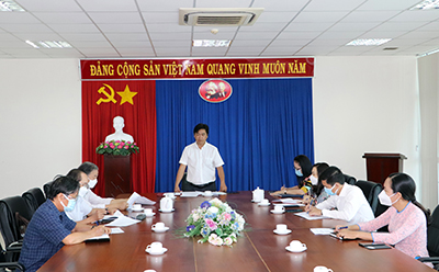 Ông Lê Văn Minh, Phó Trưởng Ban Tuyên giáo Tỉnh ủy phát biểu  tại cuộc họp. Ảnh: PHÚ XUÂN