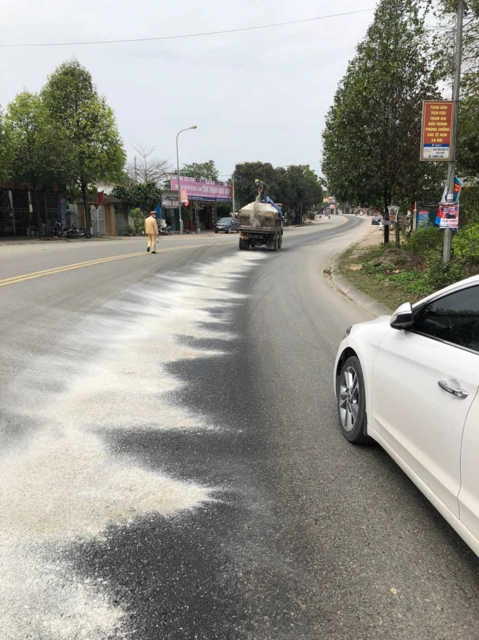 Sau hơn một tiếng đồng hồ, cung đường trơn trượt đã được xử lý