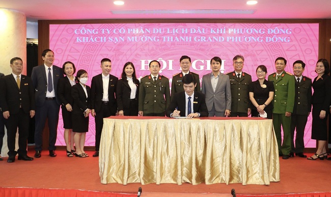 Đại diện các bộ phận khách sạn ký cam kết xây dựng phong trào toàn dân bảo vệ ANTQ