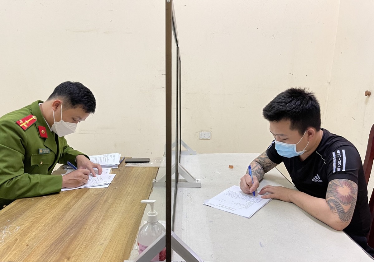 Cán bộ Công an huyện Diễn Châu lấy lời khai đối tượng Hoàng Ngọc Hạnh