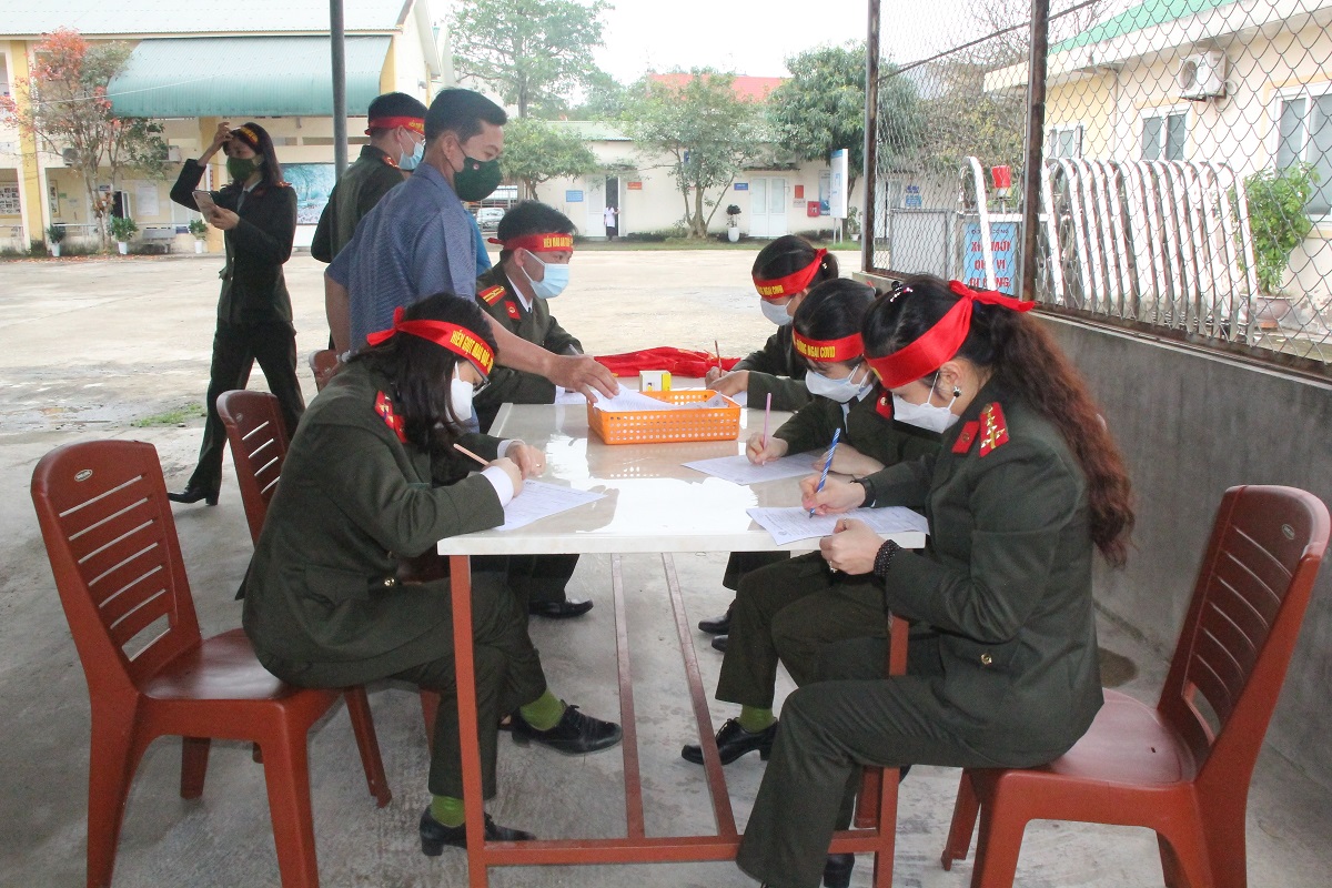 Nhiều cán bộ, chiến sĩ, đoàn viên Công đoàn đăng ký hiến máu