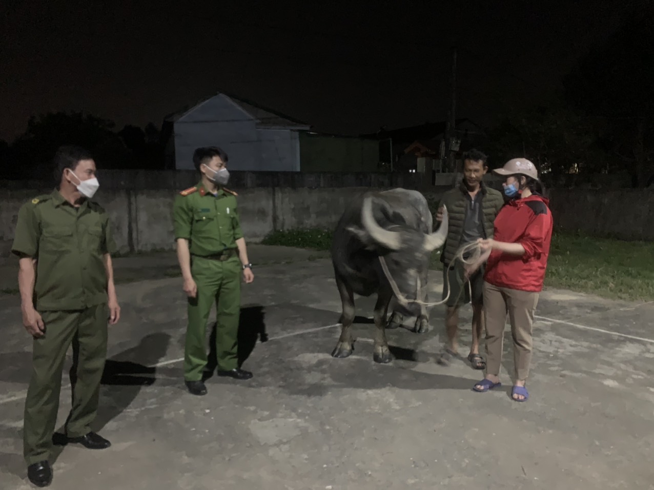 Công an xã Nghi Thịnh trao trả lại tài sản cho người dân ngay trong đêm