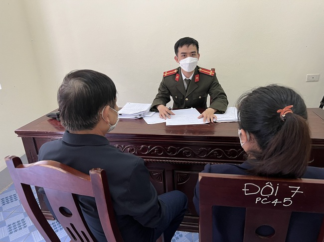 Cán bộ Phòng An ninh mạng và phòng chống tội phạm sử dụng công nghệ cao làm việc với các nạn nhân bị lừa đảo trên không gian mạng