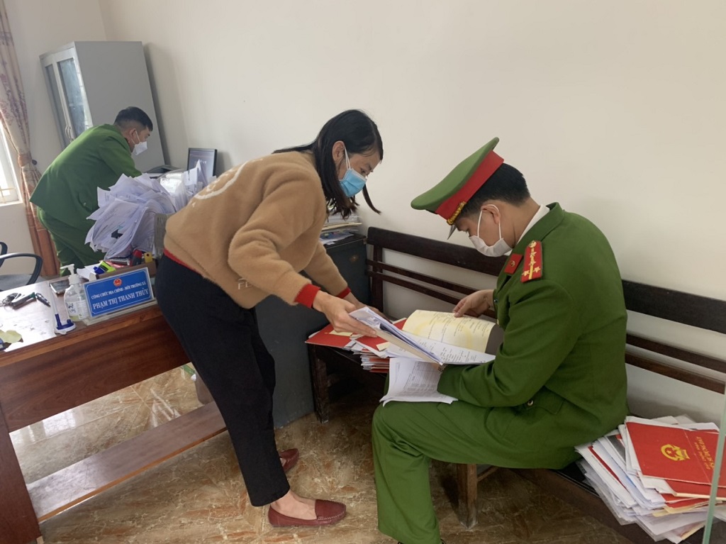Cơ quan chức năng khám xét nơi làm việc của Lê Minh Tâm và Phạm Thị Thanh Thuỷ