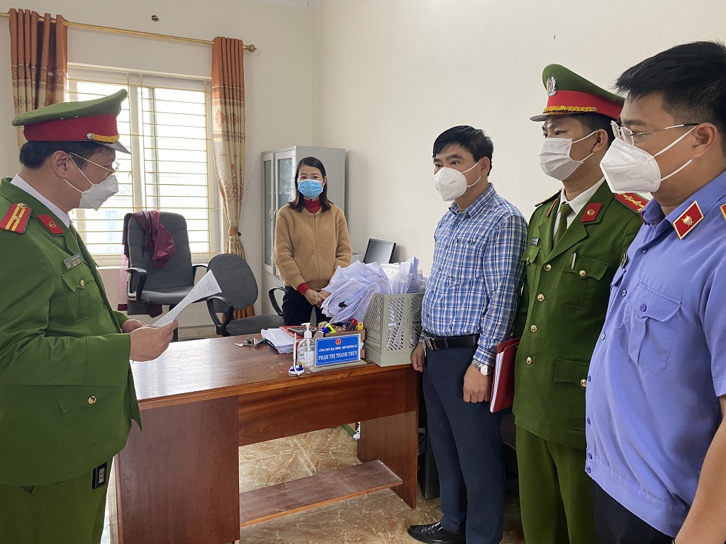 Tống đạt quyết định khởi tố đối với 02 bị can Lê Minh Tâm và Phạm Thị Thanh Thuỷ