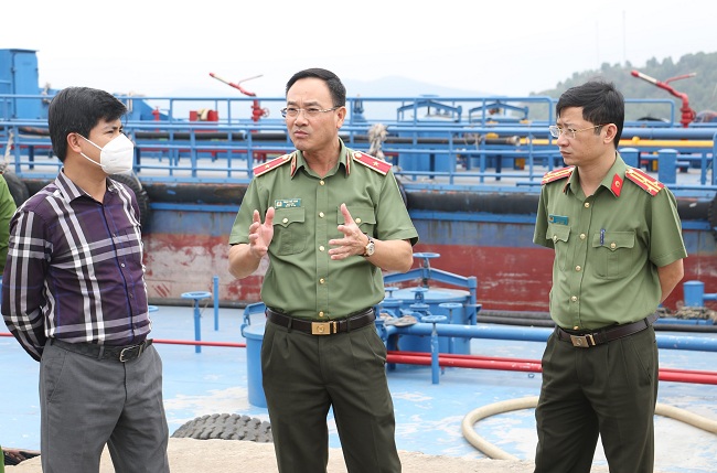 Đồng chí Thiếu Tướng Phạm Thế Tùng  Giám đốc Công an tỉnh trực tiếp xuống hiện trường chỉ đạo