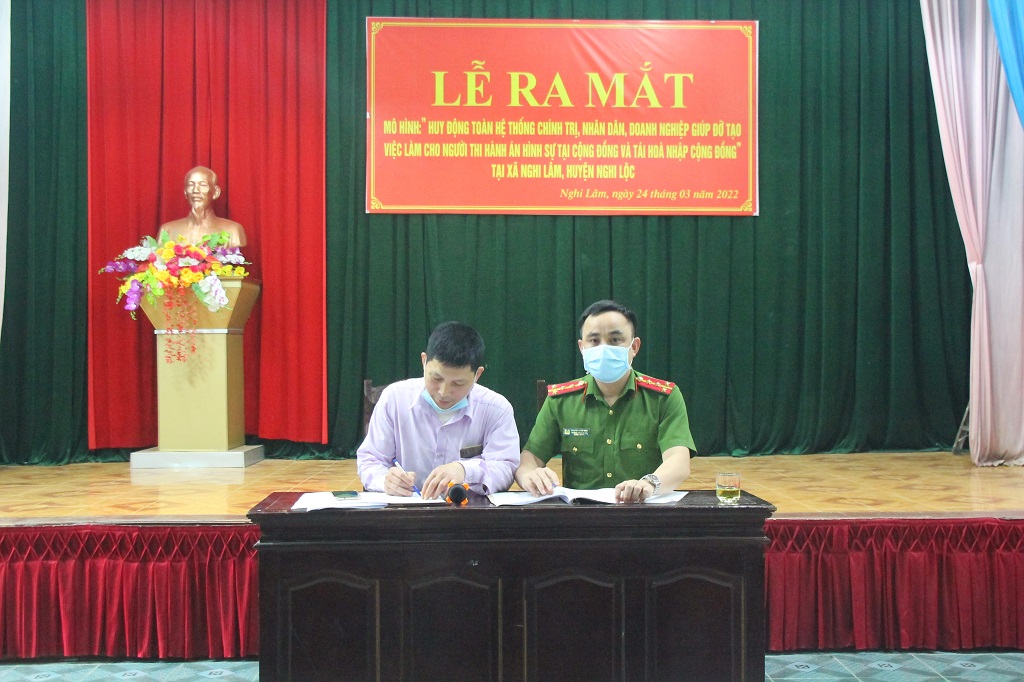 Đại diện các tổ chức, đoàn thể ký cam kết về triển khai mô hình