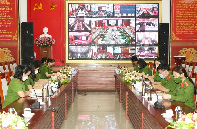 Đại diện lãnh đạo, cán bộ thuộc Phòng Cảnh sát quản lý hành chính về trật tự xã hội tham dự Hội nghị tại điểm cầu Công an tỉnh Nghệ An