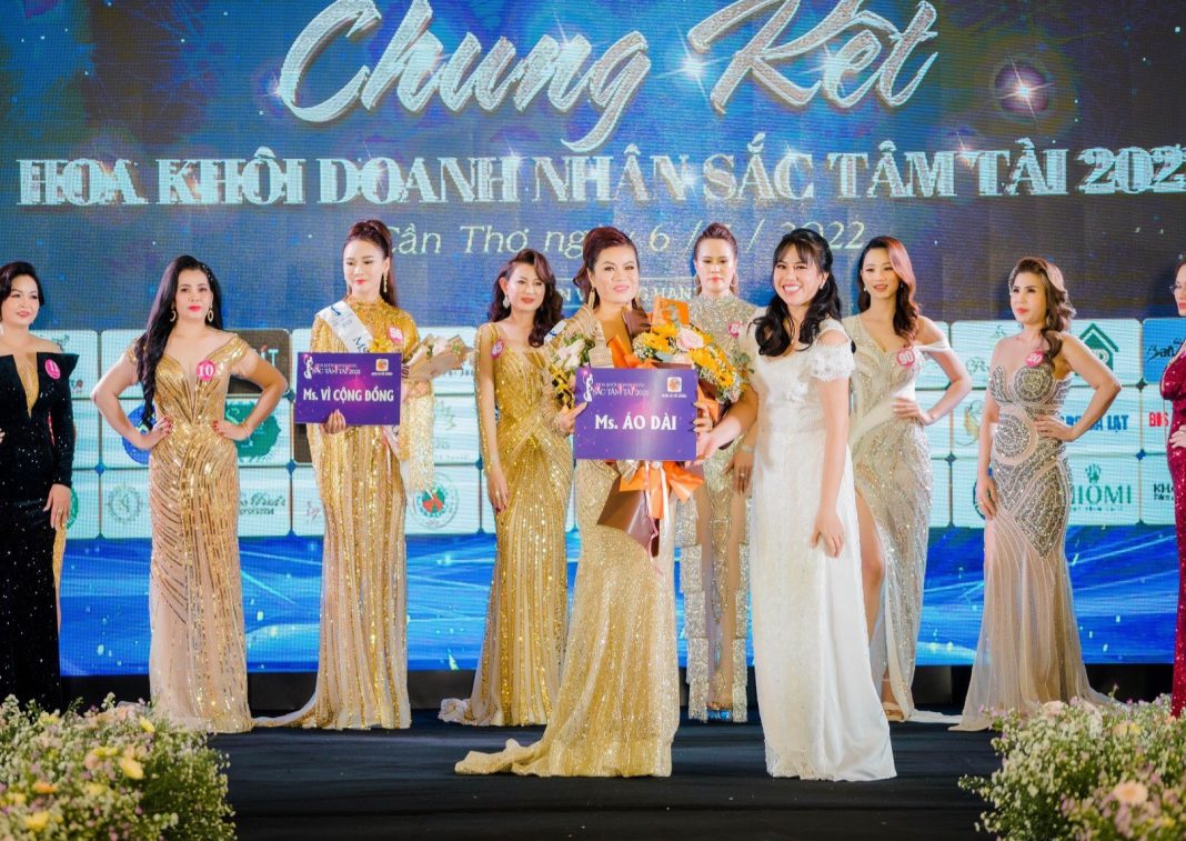 NTK Nguyễn Thúy Hằng (Đứng giữa ôm bó hoa) đạt giải Ms Áo dài trong cuộc thi Hoa khôi Doanh nhân  Sắc Tâm năm 2022.