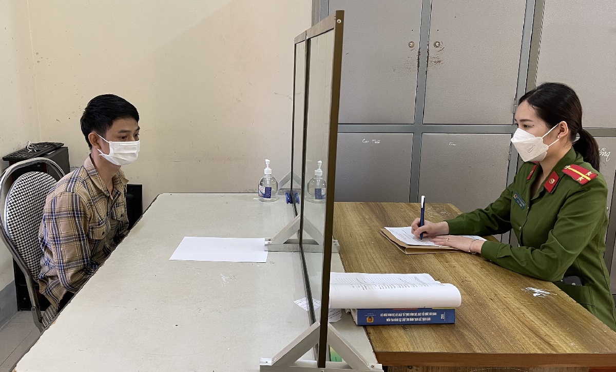 Cán bộ Công an huyện Diễn Châu lấy lời khai đối tượng Nguyễn Văn Huy