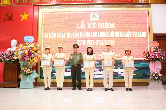 Đã có 03 tập thể và 07 cá nhân được nhận Giấy khen của Giám đốc Công an tỉnh