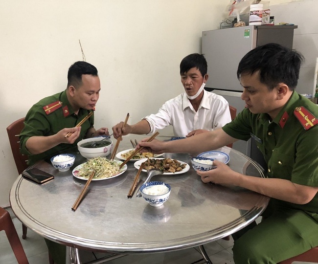 Công an xã Quỳnh Lập chu cấp ăn uống cho anh Hải ngày 03 bữa 