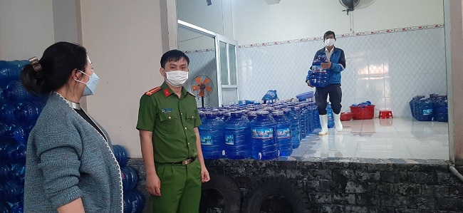 Công an xã Quỳnh Lập đến thăm anh Hải tại cơ sở làm nước tinh khiết trên địa bàn xã Quỳnh Lập
