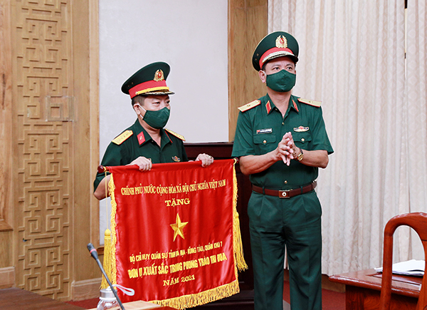 Thừa ủy quyền của Thủ tướng Chính phủ, Thiếu tướng Nguyễn Trường Thắng, Ủy viên Trung ương Đảng, Tư lệnh Quân khu 7 trao Cờ thi đua của Chính phủ cho Bộ CHQS tỉnh.